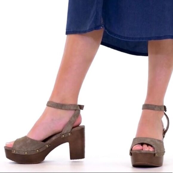 JOURNEE COLLECTION LORICA PLATFORM SANDAL in GREEN - Picture 7 of 13